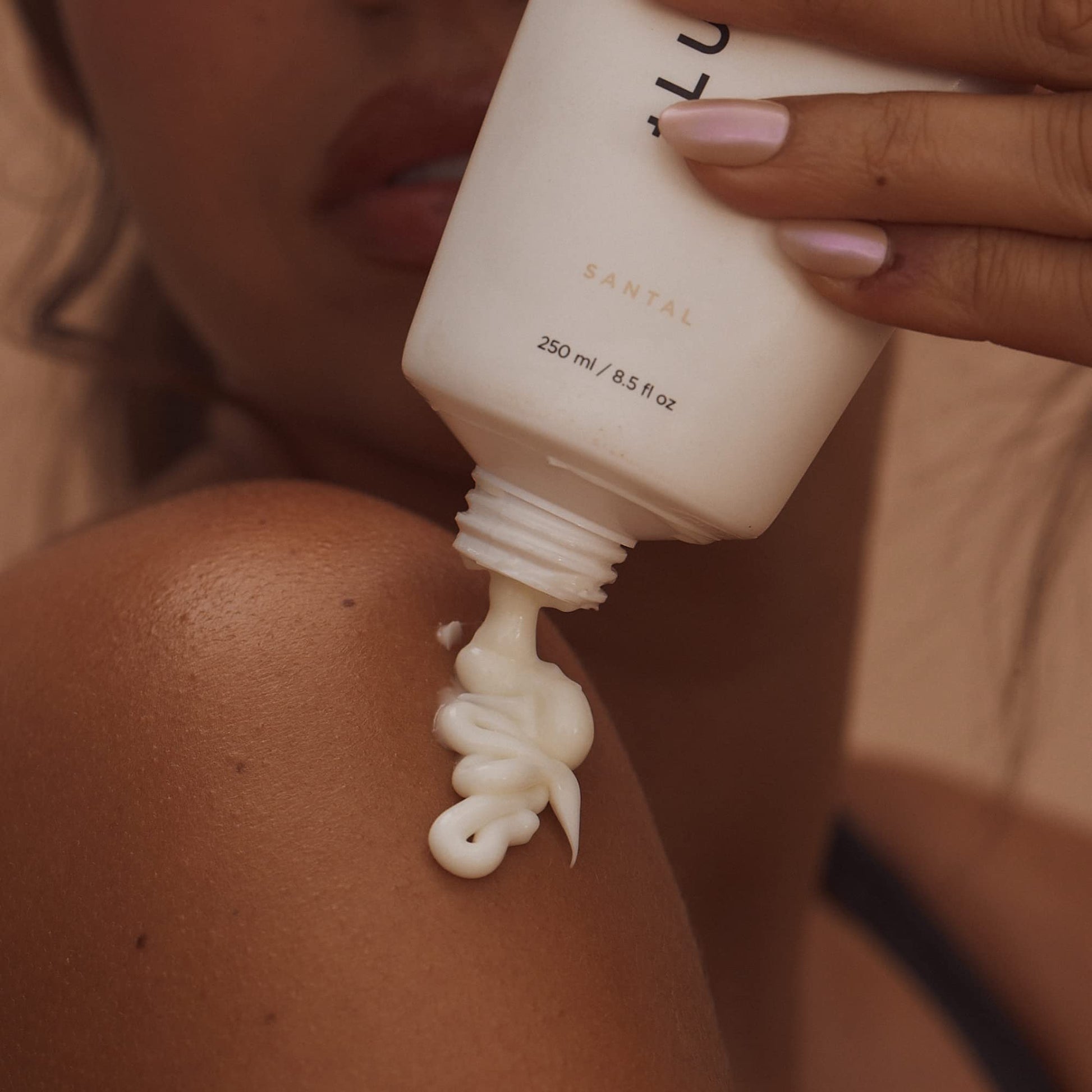 '+ Lux Unfiltered Tall Pour N°14 Body Lotion for Women - Moisturizing Body Cream with Jojoba, Squalane, Shea Butter, Vitamin C & Hyaluronic Acid - Hydrating Body Lotion, Non-Greasy - Santal '+ Lux Unfiltered Au supplements